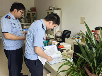 张家港市南沙派出所民警来校进行反恐暨校园安全台账检查