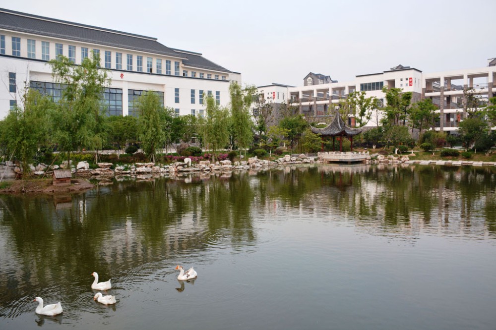 校门_张家港市崇真中学